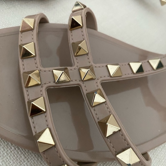 Valentino Poudre ROCKSTUD FLAT RUBBER SANDAL - Picture 5 of 12